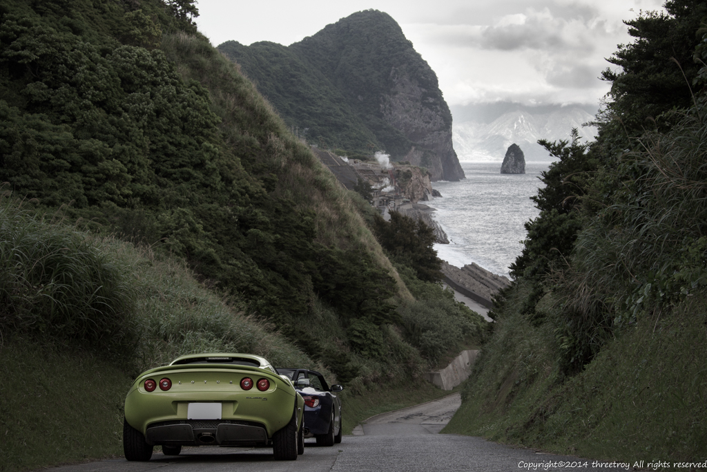 山川の伏目海岸へ下る道にて